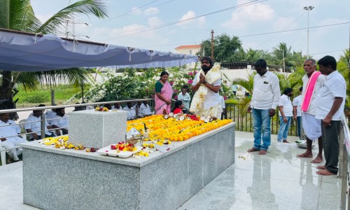“కన్నవారు దూరమైనా.. వారి ఆశీస్సులు శాశ్వతం!”తల్లిదండ్రుల ఆశీస్సులే కొండంత బలం!